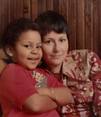 Childhood picture of Kelly Cristina Nascimento with her mom Rosemeri(Rose)